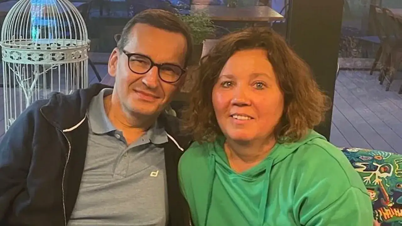 Mateusz Morawiecki z żoną. Jej wykształcenie jest tematem dyskusji, ale ona sama jest uśmiechnięta.