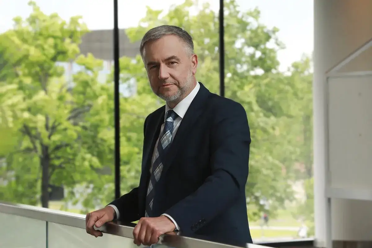 Marek Woźniak, marszałek Wielkopolski, w garniturze, na tle zieleni. Czy to jego strategia, dlaczego marszałek Marek Woźniak unika konkursów na dyrektorów teatrów w Wielkopolsce?