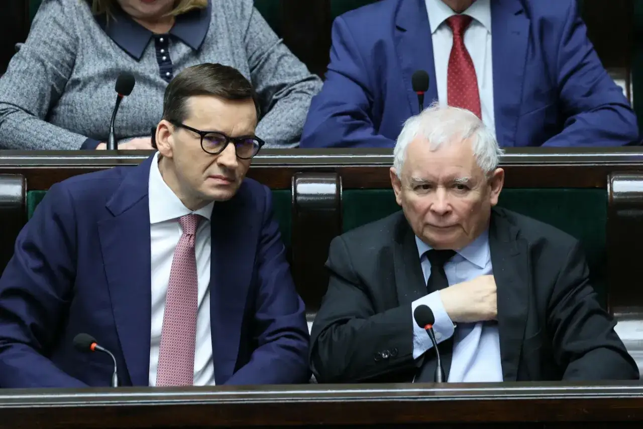 Mateusz Morawiecki i Jarosław Kaczyński siedzą obok siebie. Czy ktoś ze starej gwardii PiS trafił na 