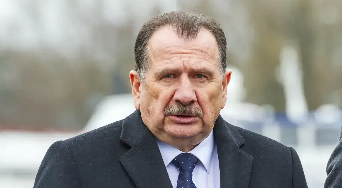 Mężczyzna w garniturze i płaszczu, z wąsami. Czy to on ujawnił prawdziwe powody dymisji wiceministra finansów oskarżonego o korupcję w 2026 roku?