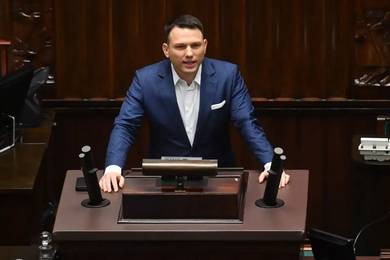 Poseł przemawia w Sejmie, wyjaśniając, dlaczego partia Mentzena chce podwyższenia limitu kasowego PIT do 2 mln złotych.