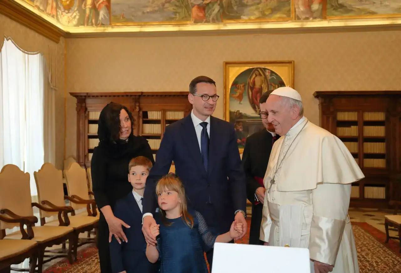 Rodzina Morawieckich z Papieżem Franciszkiem. Aleksandra Morawiecka ile ma lat? Tego nie wiemy, ale widać, że jest szczęśliwa.