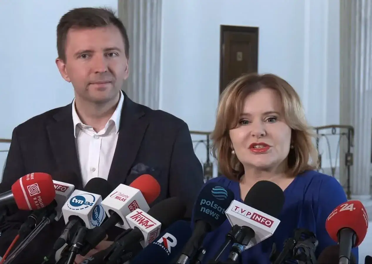 Anna Krupka i polityk PiS przed mikrofonami mediów. Czy Anna Krupka nie dostaje pieniędzy za funkcję wiceprezesa PiS?