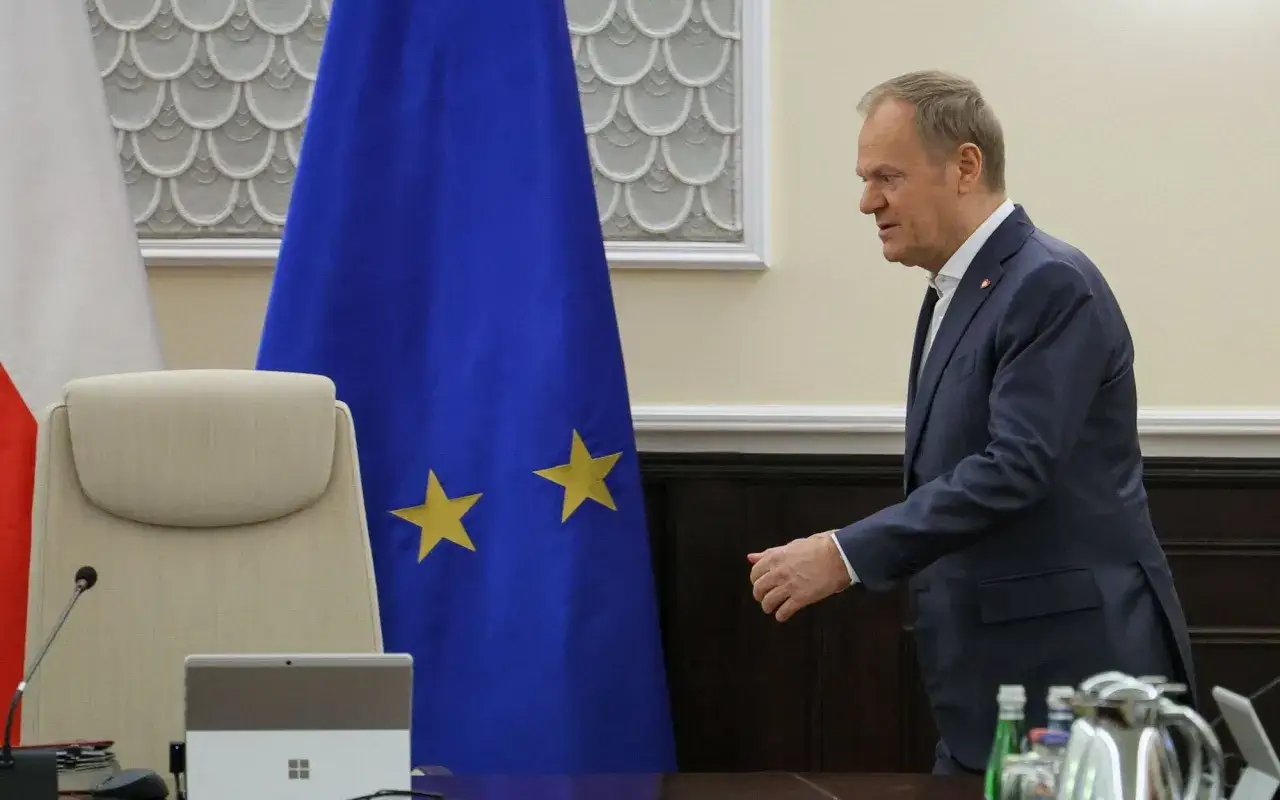 Donald Tusk wchodzi na spotkanie. Kto z doradców Donalda Tuska odpowiada za strategię walki z rosnącą Konfederacją?