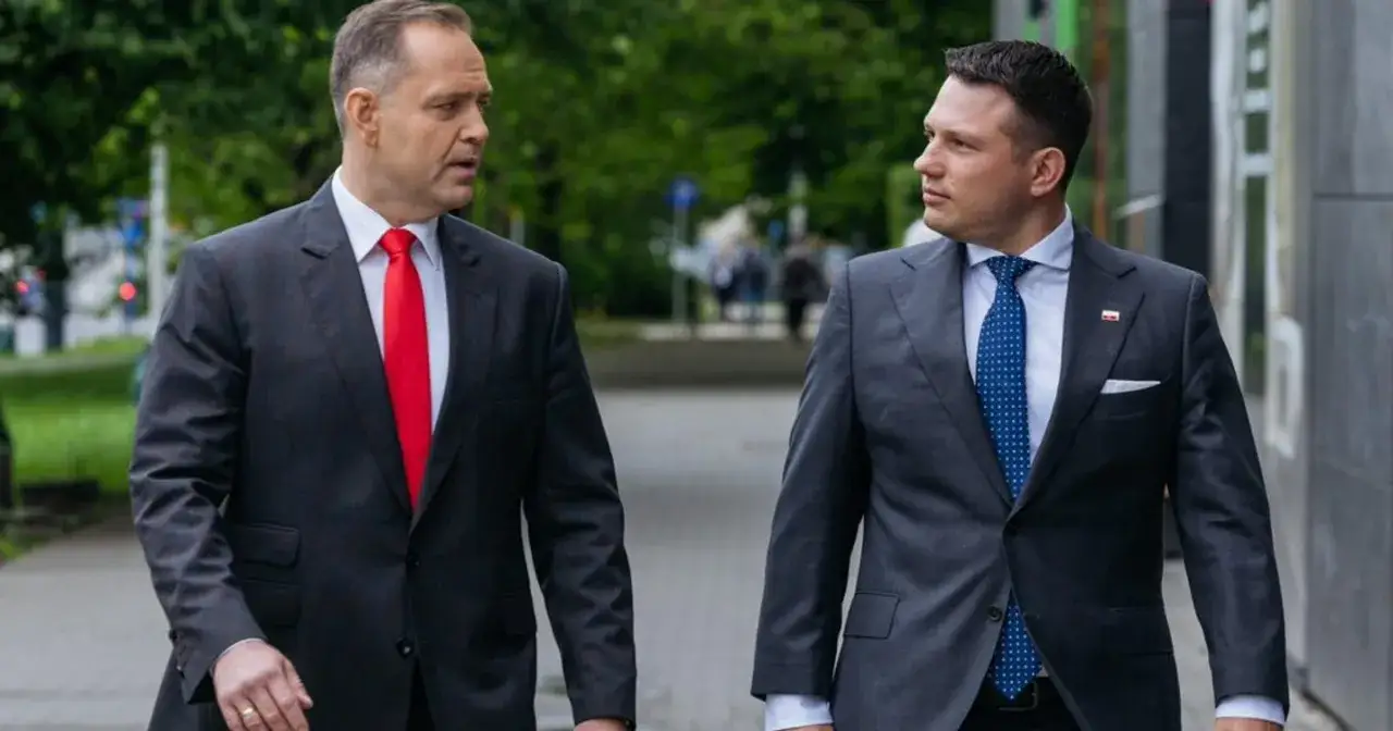 Dwóch mężczyzn w garniturach rozmawia na ulicy. Prawdopodobnie to prawda o kulisach spotkania przedstawicieli Konfederacji z prezydentem Karolem Nawrockim.