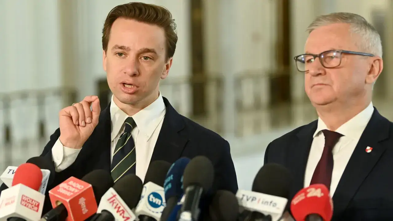Konfederacja krytykuje zmiany w zasadach amortyzacji aut spalinowych od 2026 roku. Politycy przemawiają do mediów.