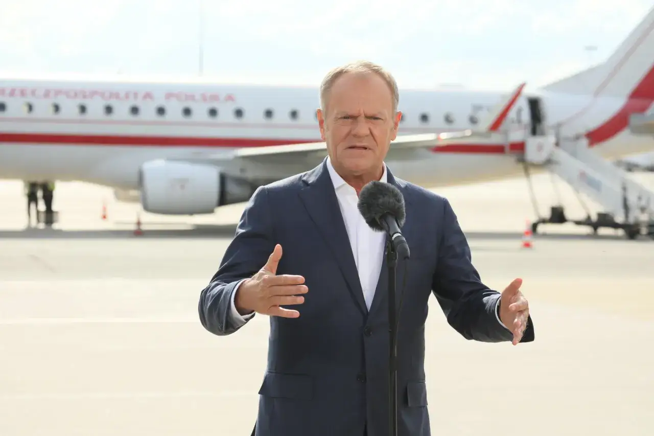 Premier przemawia na lotnisku. Czy to on najczęściej latał służbowym samolotem do Gdańska w ostatnim roku?