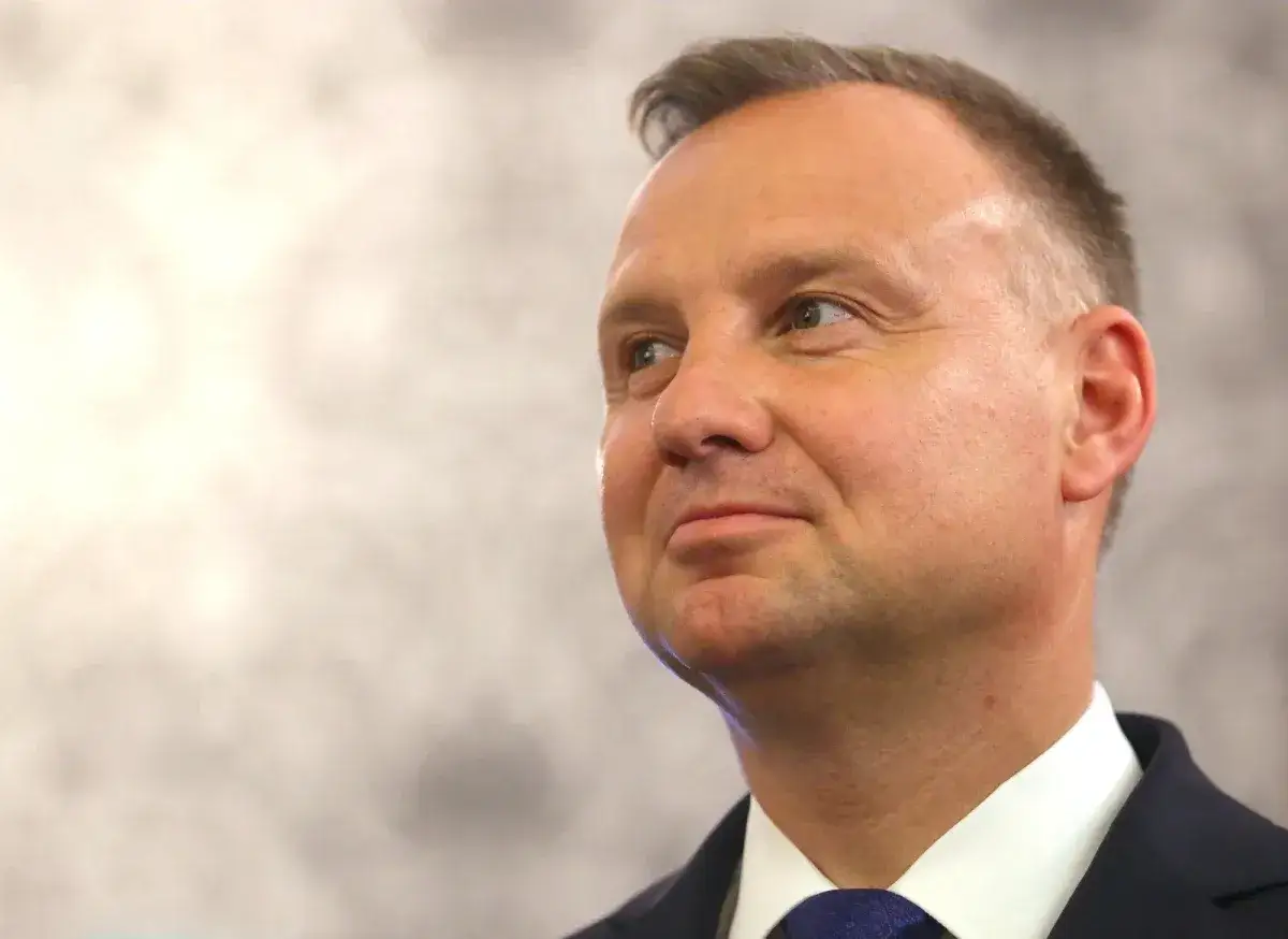 Portret Andrzeja Dudy. Czy Andrzej Duda otrzyma specjalną odprawę finansową po zakończeniu pełnienia urzędu?