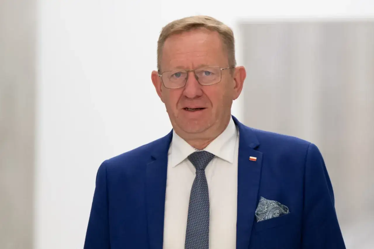 Robert Telus i Rafał Romanowski: dlaczego zostali zawieszeni w prawach członka? Polityk w niebieskiej marynarce i krawacie.