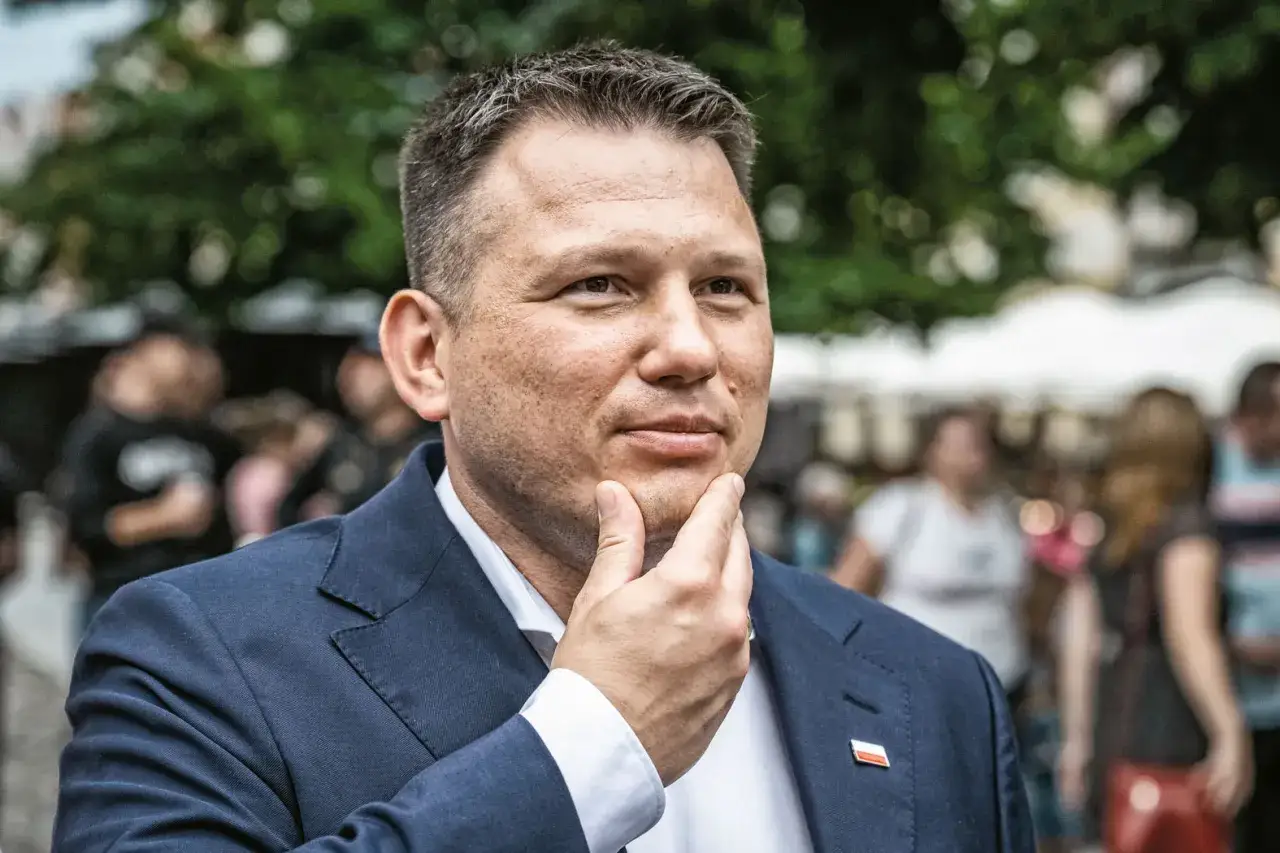 Krzysztof Bosak z Konfederacji, z dłonią na brodzie, zastanawia się, kto z jego ugrupowania ma największe szanse na wejście do rządu technicznego.