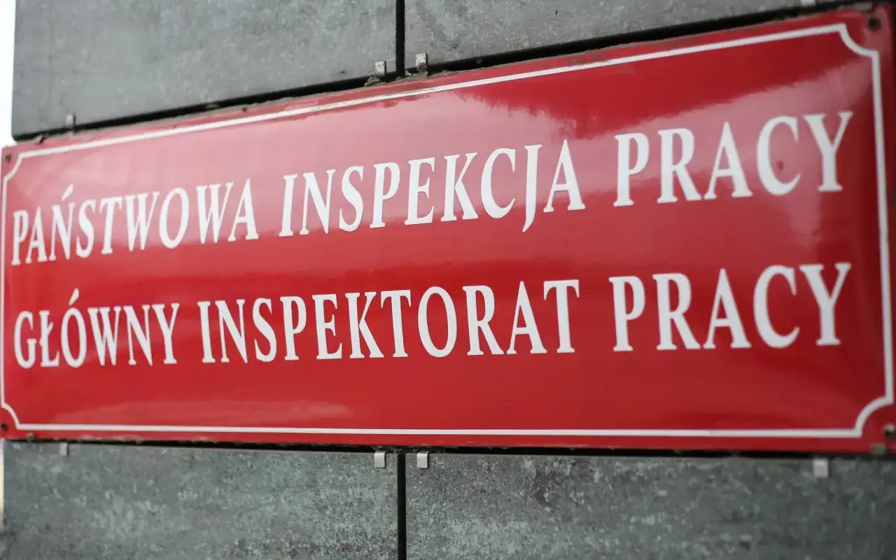Tablica Państwowej Inspekcji Pracy. Czy to prawdziwe powody wściekłości 