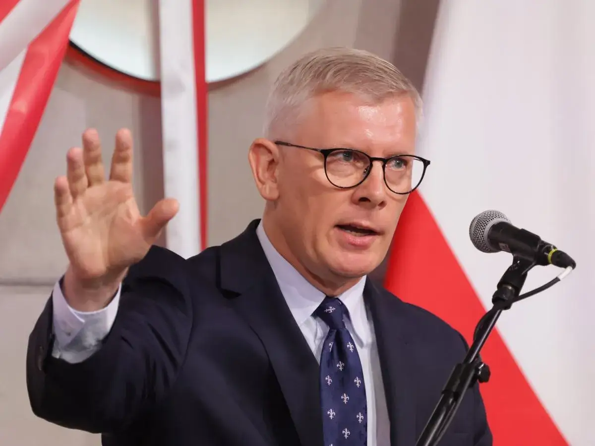 Mężczyzna w garniturze przemawia, unosząc dłoń. Tłumaczy, dlaczego prezydent chce zwiększenia budżetu na Biuro Bezpieczeństwa Narodowego o 15 procent.