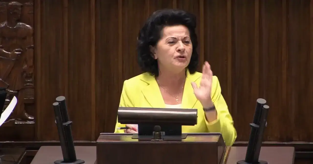 Posłanka PiS w żółtej marynarce przemawia, a jej majątek w nieruchomościach budzi kontrowersje.