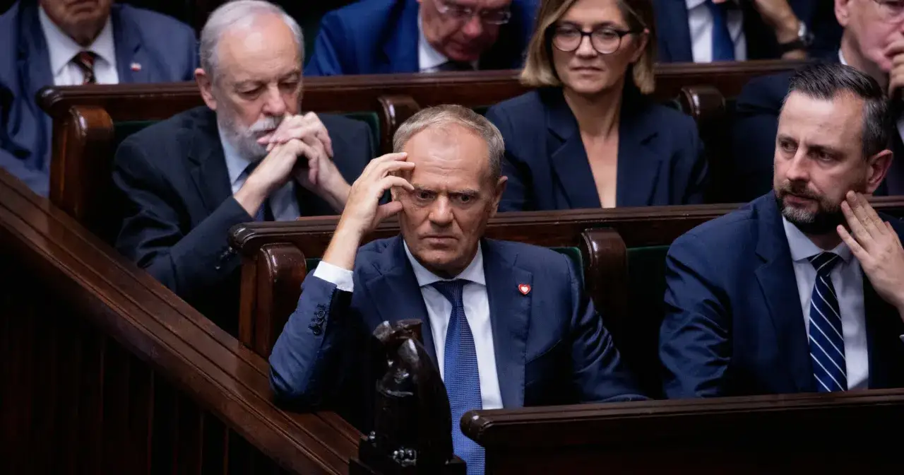 Donald Tusk zamyślony w ławach sejmowych. Czy faktycznie zamierza wprowadzić stan wyjątkowy w związku z sytuacją w Izraelu?