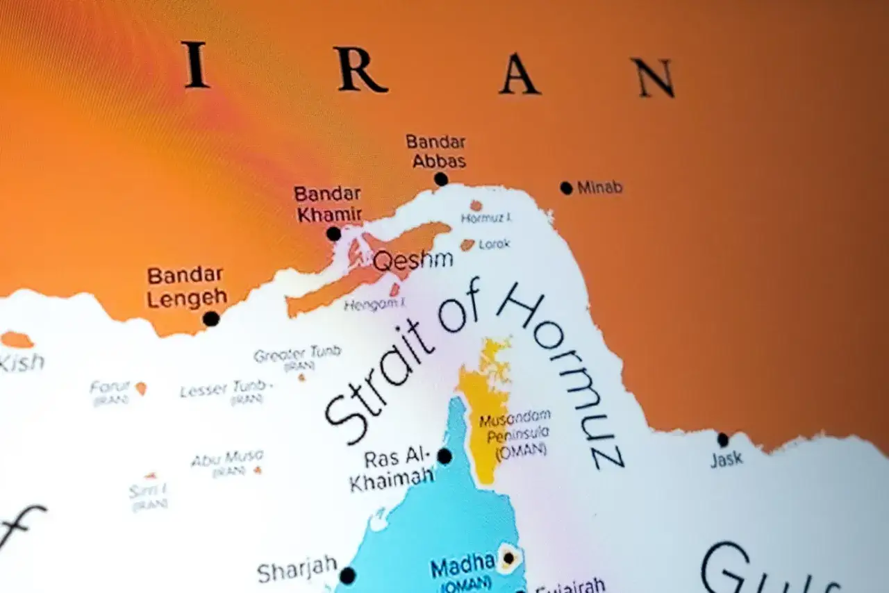 Mapa Cieśniny Ormuz. Analiza prawdy o kulisach ataku na Iran i przygotowaniach polskiego rządu na czarny scenariusz.