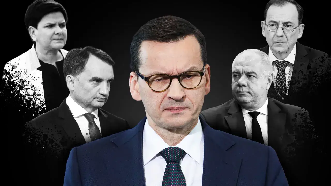 Mateusz Morawiecki w okularach, otoczony przez polityków. Czy to prawdziwe powody kłótni Mateusza Morawieckiego z Patrykiem Jakim?