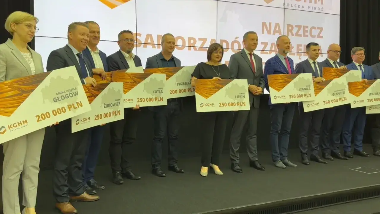 Gminy otrzymują czeki od KGHM. Kto zyska najwięcej na obniżeniu podatku miedziowego od wydobycia kopalin?