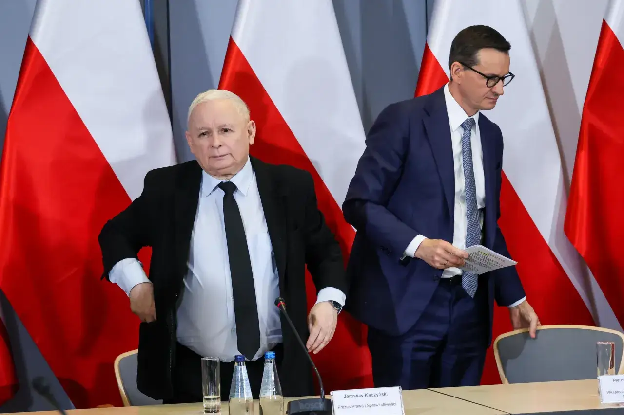 Jarosław Kaczyński i Mateusz Morawiecki na tle flag. Czy to początek końca ich współpracy?