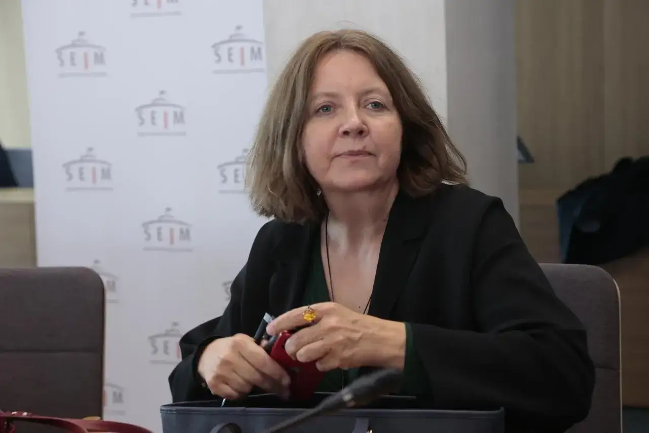 Joanna Lichocka, posłanka, podczas posiedzenia Sejmu. Jej majątek i ile nieruchomości posiada, to temat budzący zainteresowanie.