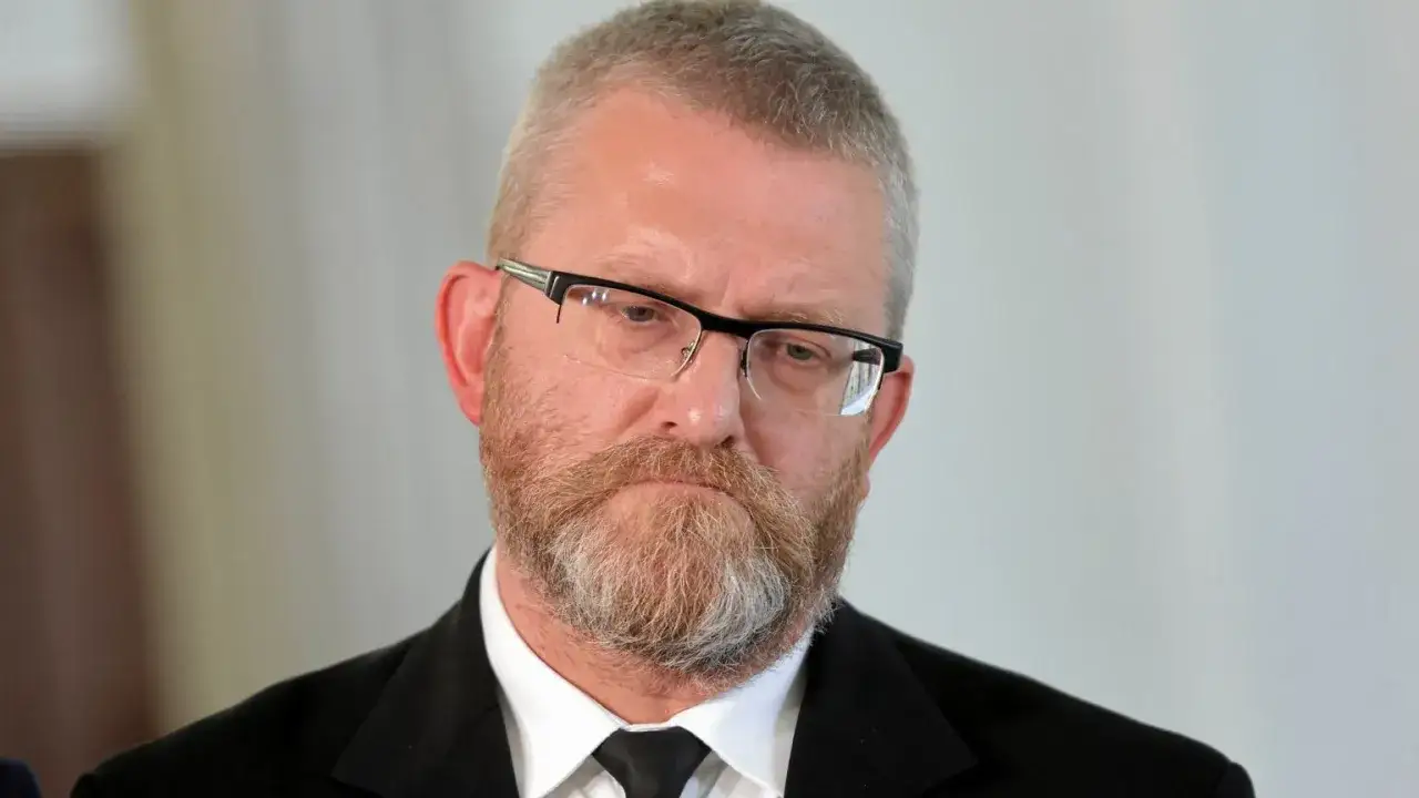 Grzegorz Braun w okularach i z brodą, w garniturze. Czy to prawda o rzekomym konflikcie Grzegorza Brauna z kierownictwem Rady Liderów?