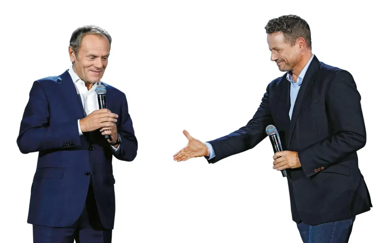 Donald Tusk i Rafał Trzaskowski z mikrofonami. Czy Donald Tusk obawia się ambicji prezydenckich Rafała Trzaskowskiego?