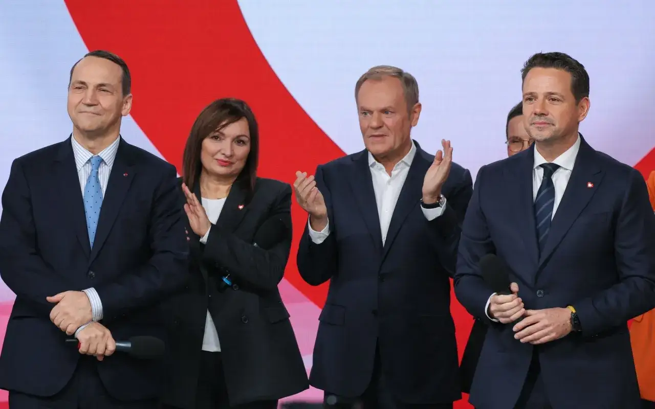 Politycy na scenie, w tym Donald Tusk, klaszczą. Czy Donald Tusk rzeczywiście obawia się ambicji prezydenckich Rafała Trzaskowskiego?