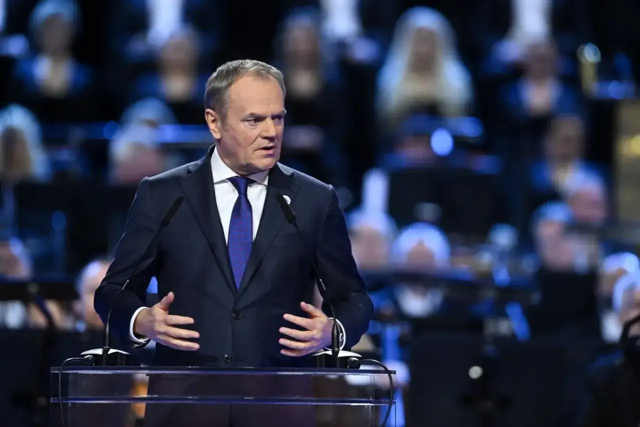 Donald Tusk, w swojej roli w Unii Europejskiej, przemawia na forum.