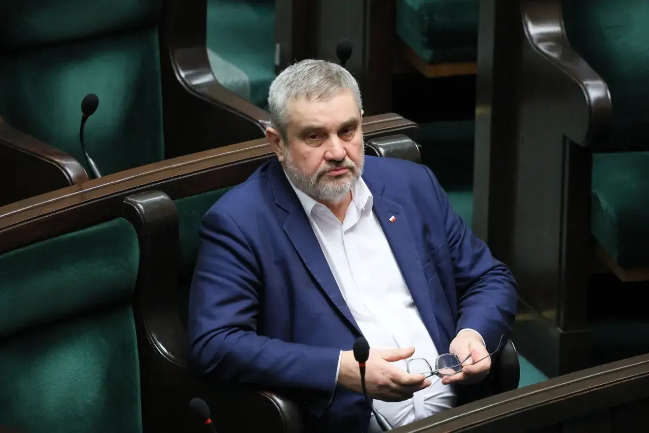 Były minister rolnictwa w 2025 roku, siedząc w ławach sejmowych, czeka na rozstrzygnięcie prawdy o zarzutach prokuratorskich.