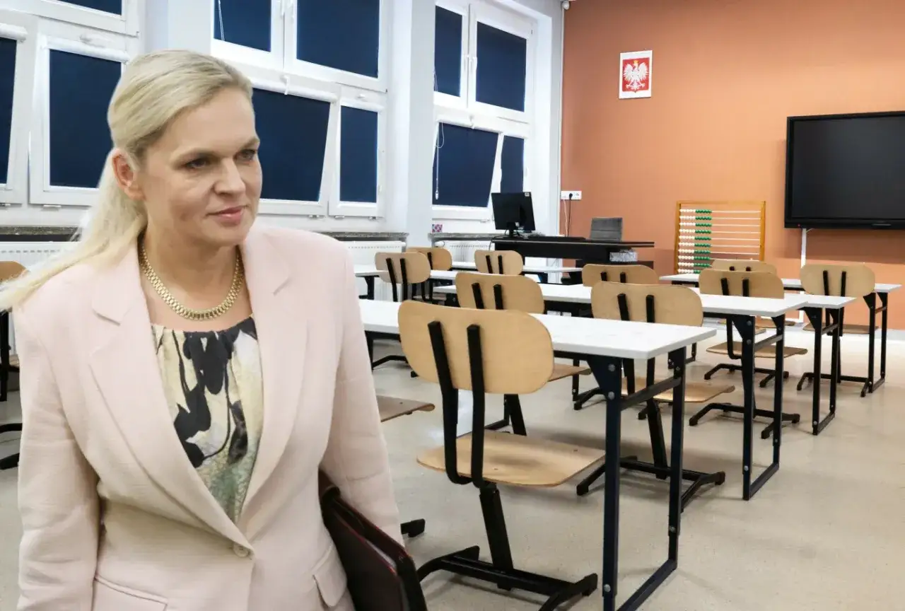 Kobieta w różowym żakiecie w pustej sali lekcyjnej. Czy to prawdziwe powody dla których ustawa o religii w szkołach wróciła do sejmu?