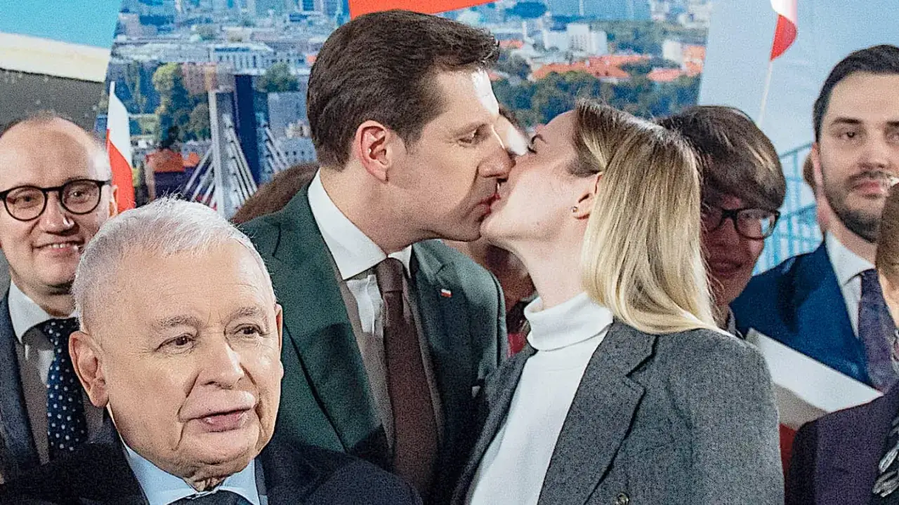 Jarosław Kaczyński i Tobiasz Bocheński całują się, co może sugerować, dlaczego Tobiasz Bocheński jest promowany na nową twarz polskiej prawicy.