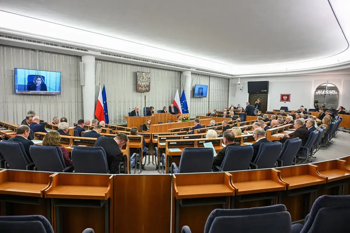 Debata w Sejmie: dlaczego prezydent zapowiada veto wobec ustawy o wyborze sędziów do KRS. Posłowie siedzą w ławach, na ekranach widać przemawiających.
