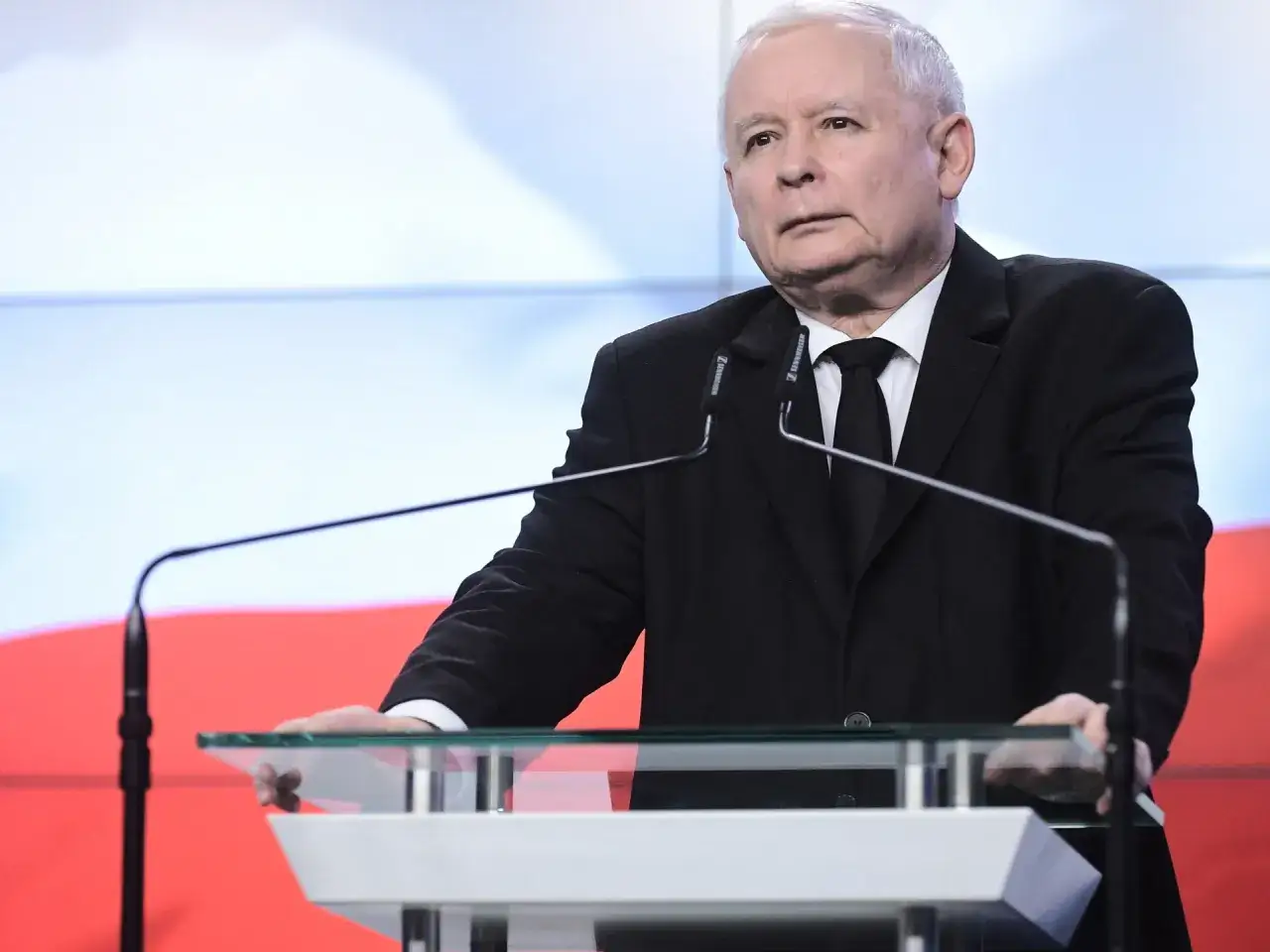 Jarosław Kaczyński przy mównicy. Czy posłowie PiS będą musieli oddać pieniądze za prywatne loty służbowe?