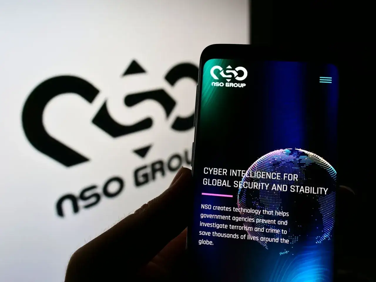 Prawda o rzekomych podsłuchach wewnątrz klubu parlamentarnego Koalicji Obywatelskiej? Na ekranie telefonu logo NSO Group, firmy tworzącej technologię do cyberwywiadu.