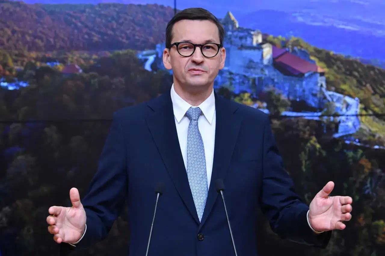 Mateusz Morawiecki w garniturze, z mikrofonami przed sobą. Czy zastanawiasz się, ile zarabia Morawiecki?