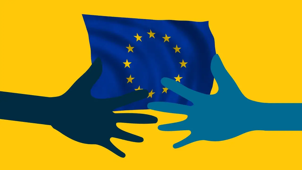 Dwie dłonie sięgają po flagę UE. Symbolizuje to nowy program 