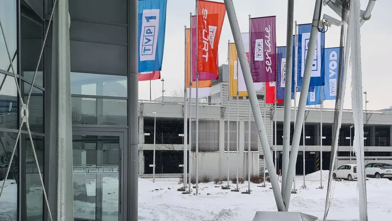 Flagi TVP Sport, Kultura, Seriale, VOD wiszą przed budynkiem. Czy nowa ustawa o mediach pozwoli na pozbawienie koncesji prywatnych nadawców?