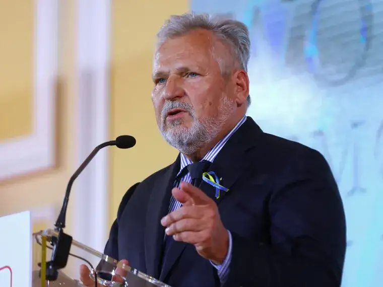 Zdjęcie Ile lat miał Kwaśniewski, gdy został prezydentem? Zaskakujące fakty!