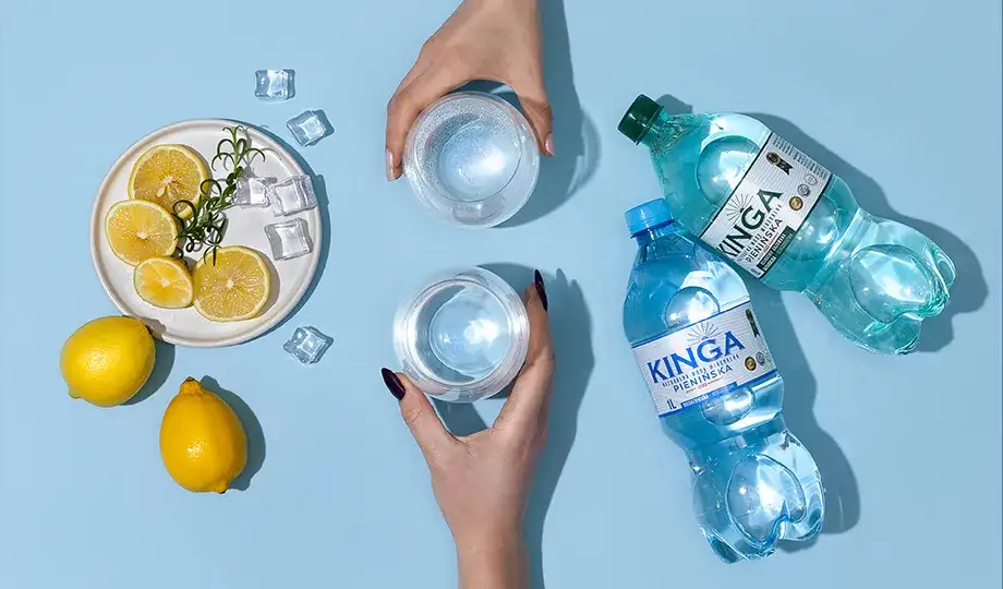 Zdjęcie Jaką wodę piją w sejmie? Zaskakujące zmiany w wyborze napojów