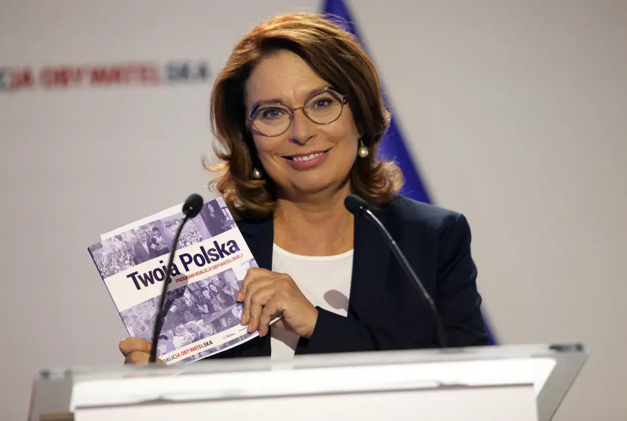 Kobieta w okularach, trzymająca broszurę 