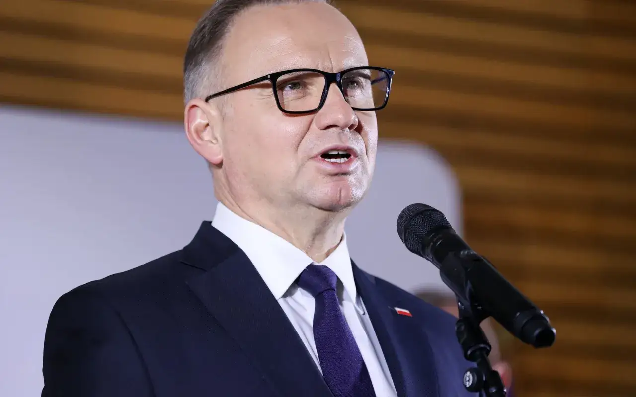 Prezydent Duda przemawia do mikrofonu, wyjaśniając, dlaczego projekt ustawy o mowie nienawiści został zakwestionowany przez trybunał.
