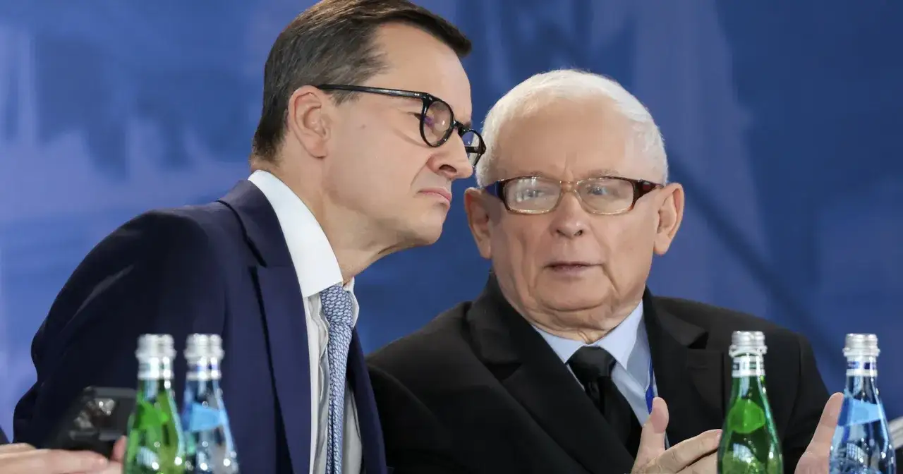 Jarosław Kaczyński i Mateusz Morawiecki. Czy to rozmowa o tym, dlaczego Jarosław Kaczyński skierował sprawę wiceprezesa do komisji etyki?