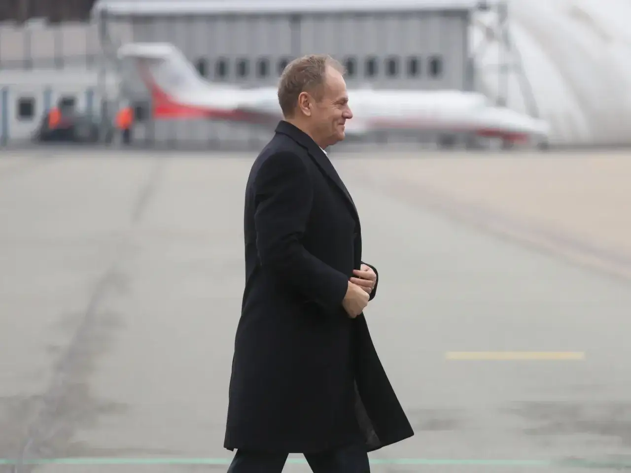 Premier Tusk na lotnisku, w tle samolot. Czy to on najczęściej latał służbowym samolotem do Gdańska w ostatnim roku?