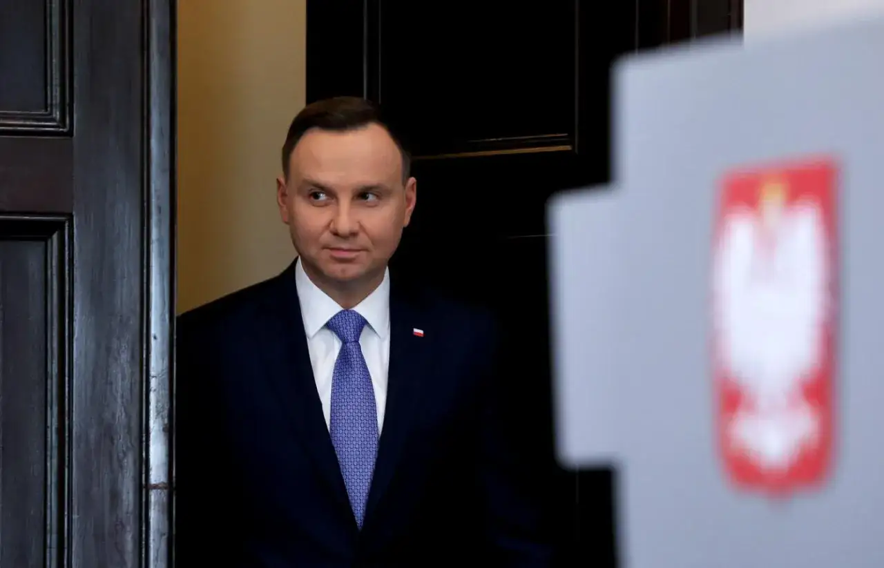 Andrzej Duda w garniturze, z polską flagą na klapie. Czy to prawdziwe powody dla których Andrzej Duda zapowiedział serię wet do ustaw budżetowych?