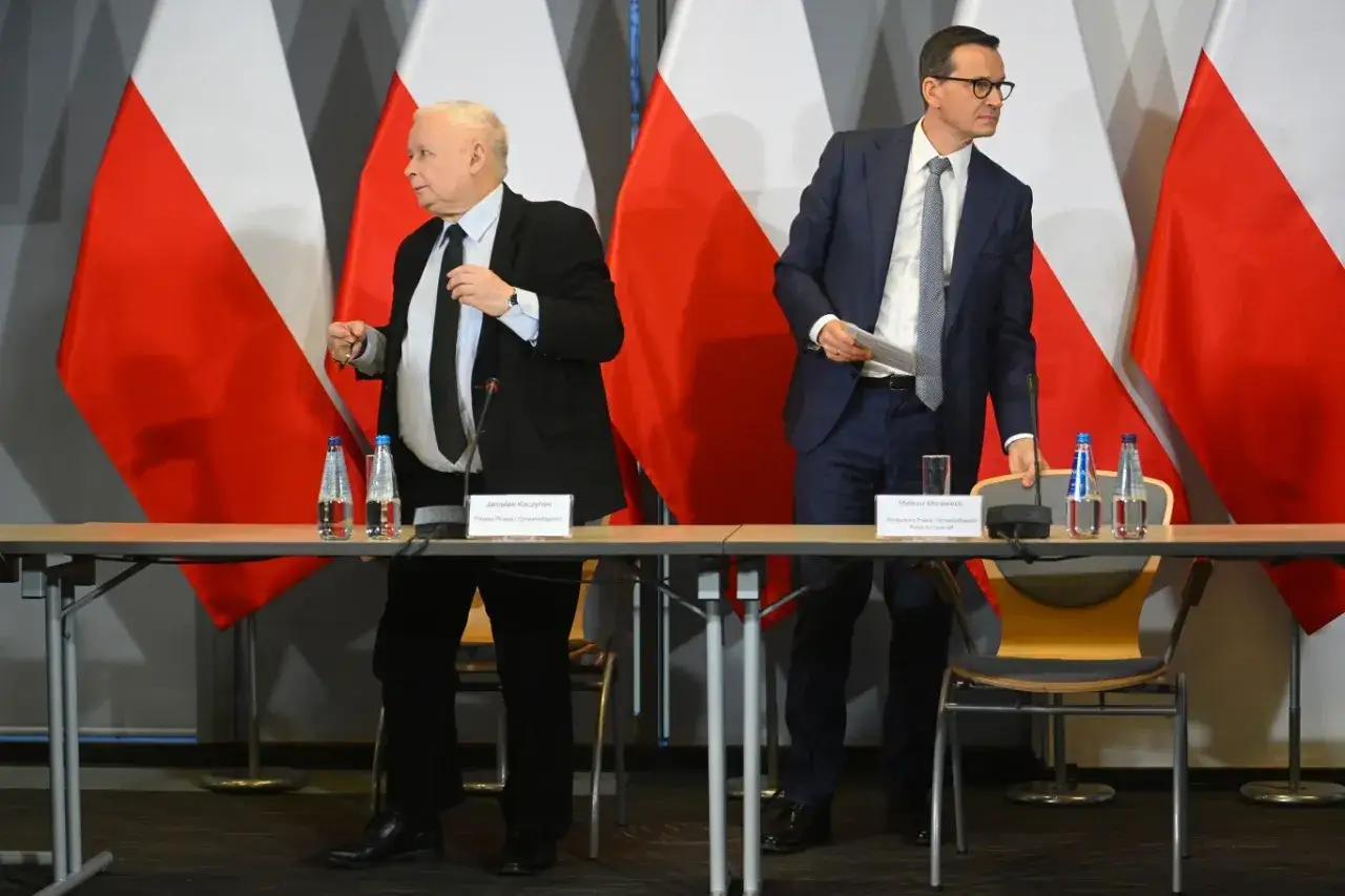 Jarosław Kaczyński i Mateusz Morawiecki stoją obok siebie. Czy to prawdziwe powody kłótni Mateusza Morawieckiego z Patrykiem Jakim?