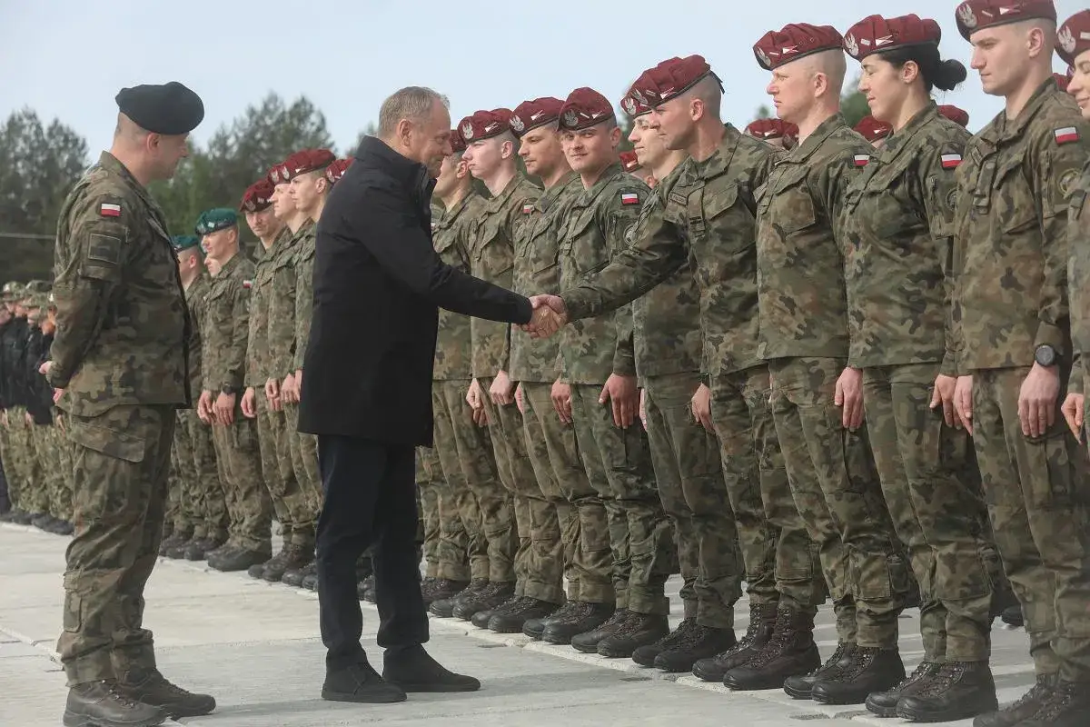 Prezydent Duda wita żołnierzy. Czy to początek prawdy o rzekomym pakcie Andrzeja Dudy z Donaldem Tuskiem w sprawie obronności?