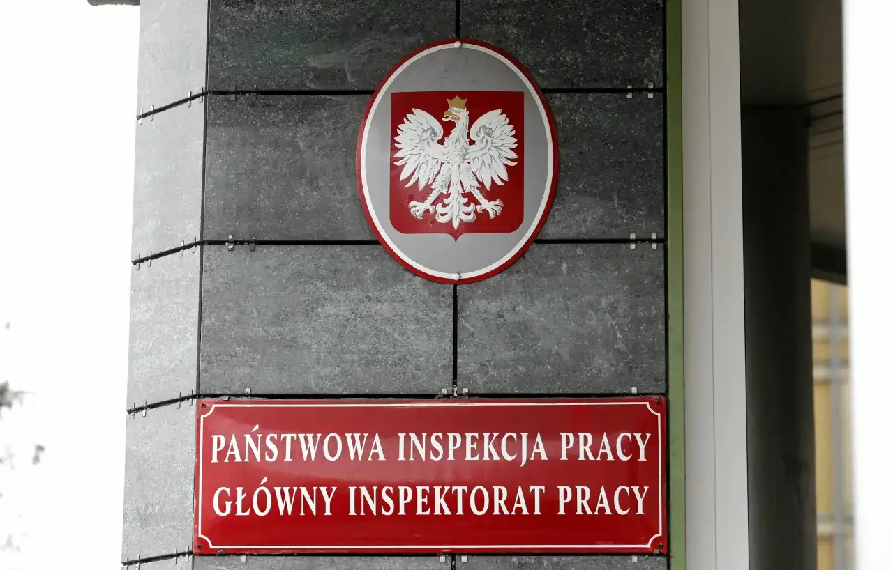 Tablica Państwowej Inspekcji Pracy. Czy to prawdziwe powody wściekłości 