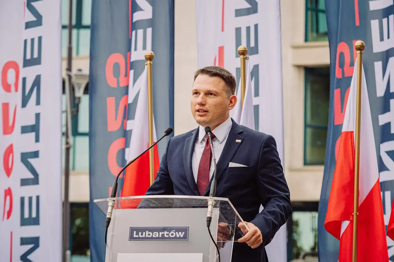 Sławomir Mentzen przemawia na tle flag, ujawniając sekrety kampanii prezydenckiej i plany na drugą turę.
