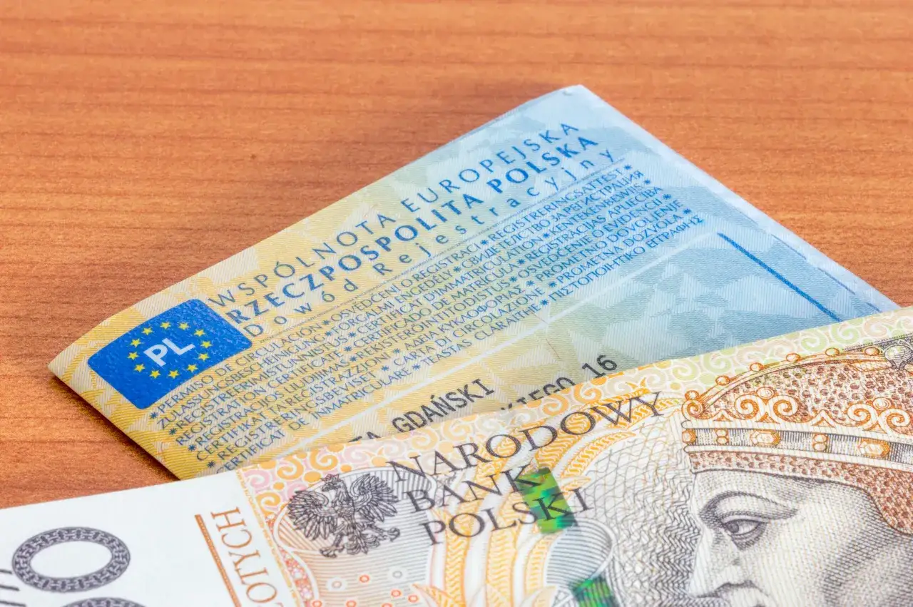 Dowód rejestracyjny i banknot 100 zł. Czy to zapowiedź, dlaczego rząd planuje trzykrotne podwyżki opłat dla kierowców w 2026 roku?