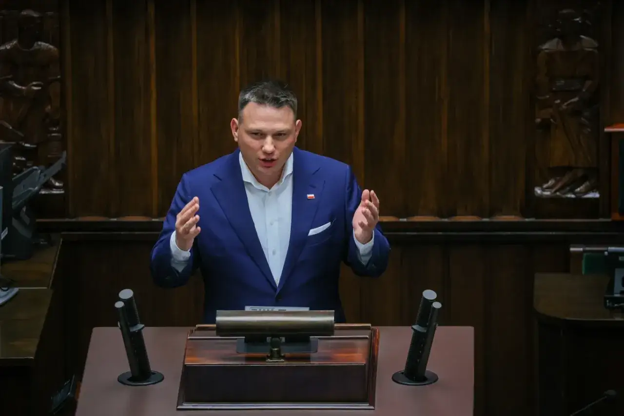 Poseł przemawia, wyjaśniając, dlaczego partia Mentzena chce podwyższenia limitu kasowego PIT do 2 mln złotych.