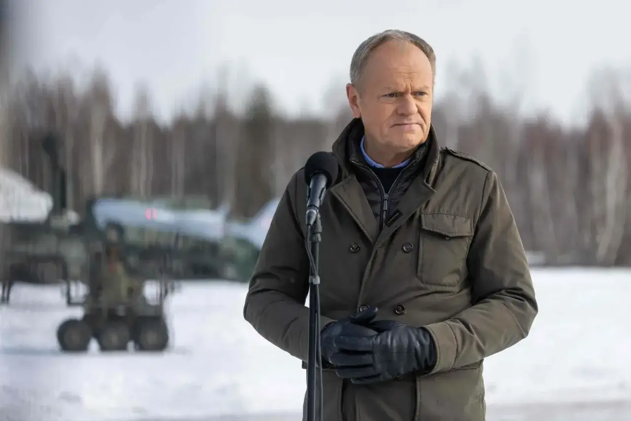 Donald Tusk w zimowej scenerii, w tle sprzęt wojskowy. Czy to zapowiedź sekretów spotkania z premierem Norwegii w sprawie partnerstwa militarnego?